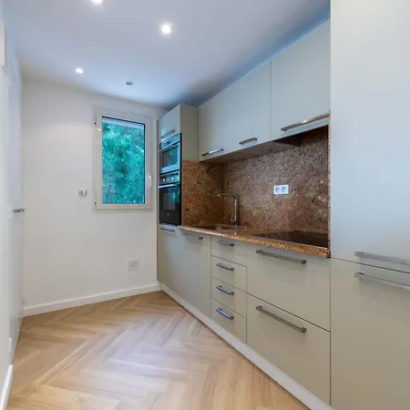 2-br Sea-view East *